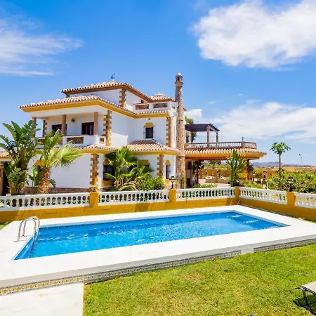 Villa Cubo's Fina & Minigolf Included Malaga
