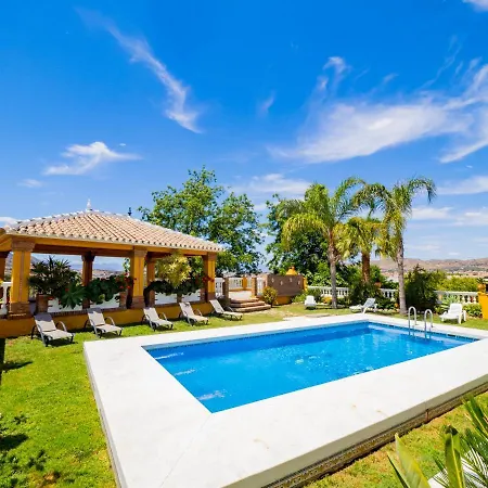 Cubo's Fina & Minigolf Included * Malaga