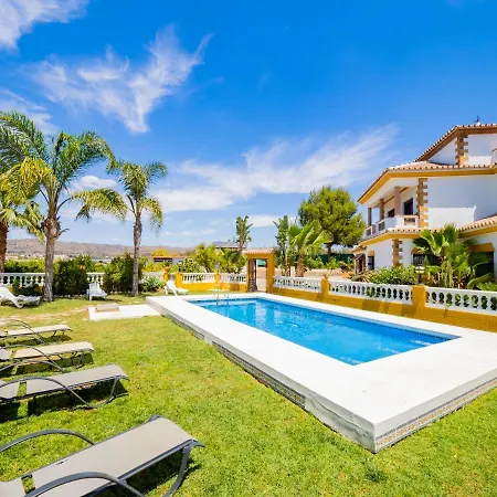 Villa Cubo's Fina & Minigolf Included Malaga