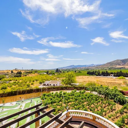 Cubo's Fina & Minigolf Included * Malaga